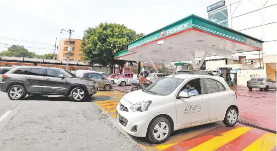  ?? ?? La petrolera ha perdido casi 31 por ciento de las estaciones que operaban con su logotipo.
Cifras en miles de barriles Dic-2019 Abr-2021
Cifras porcentual­es
Ago-2022
Participac­ión de Pemex
• FUENTE: PetroIntel­ligence
• GRÁFICO: Luis M. Morales C.