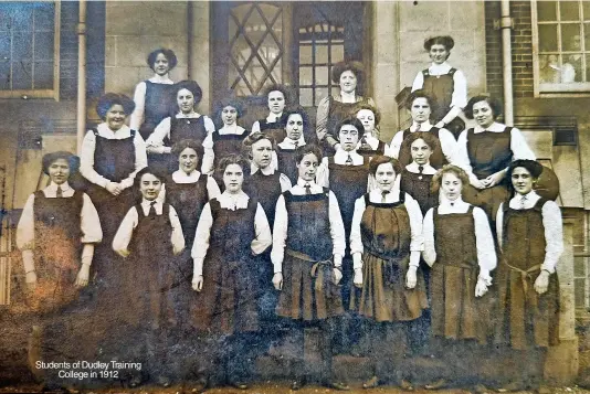  ?? ?? Students of Dudley Training College in 1912