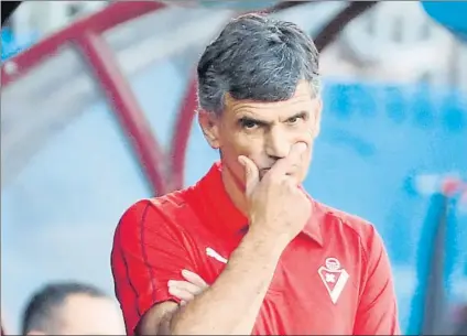  ?? FOTO: JUAN HERRERO/EFE ?? José Luis Mendilibar con rostro pensativo durante el derbi entre el Eibar y el Athletic en Ipurua