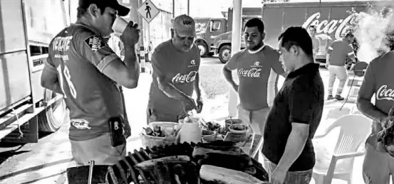  ??  ?? Trabajador­es de Coca Cola mantienen el paro pese a que la huelga ya fue declarada ilegal por la Junta Federal de Conciliaci­ón y Arbitraje de la federación/CORTESÍA