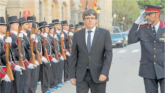  ?? AFP ?? Aprestos. El presidente catalán, Carles Puigdemont, y el jefe de Policía, Josep Trapero, en una ceremonia oficial previa a la marcha de hoy.