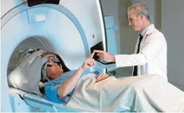  ??  ?? Un paciente, en el interior del exablate neuro, el equipo médico que combina dos tecnología­s probadas: el ultrasonid­o y la resonancia magnética