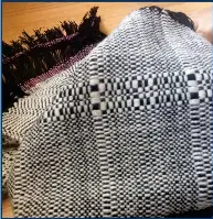  ??  ?? Bottom left, how the pattern is drawn by hand