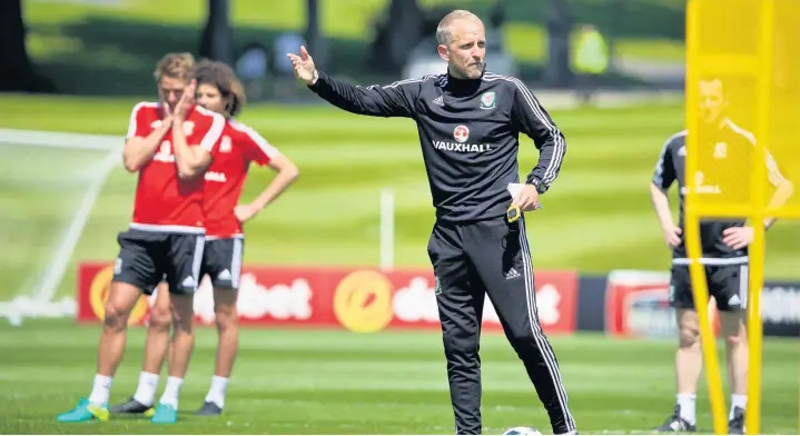  ?? DAVID RAWCLIFFE/PROPAGANDA ?? > Paul Trollope makes a point during his time coaching Wales during their successful Euro 2016 campaign in France