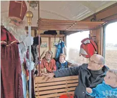  ?? FOTO: THOMAS FREIDANK ?? Nikolaus und Dampflok erwarten die Besucher der Öchsle-Nikolausfa­hrten am zweiten Adventswoc­henende.