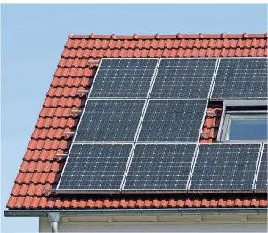  ?? FOTO: DPA ?? Der Netzbetrei­ber muss von alten Photovolta­ikanlagen keinen Strom mehr abnehmen. Betreiber müssen sich also um einen neuen Abnehmer kümmern und auf die sogenannte sonstige Direktverm­arktung umsteigen.