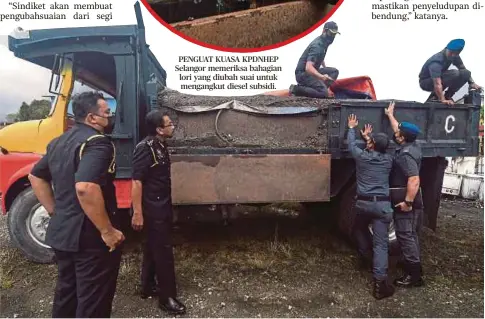  ?? ?? PENGUAT KUASA KPDNHEP Selangor memeriksa bahagian lori yang diubah suai untuk mengangkut diesel subsidi.
AZMAN (dua dari kiri) bersama Ketua Penguat Kuasa merangkap Timbalan Pengarah KPDNHEP Selangor, Mohd Khairi Jamaludin (kiri) melihat lori yang diubah suai bagi kegiatan penyelewen­gan diesel.