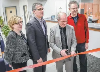  ?? PHOTO SIMON CLARK ?? De gauche à droite, Sylvie Laverdière, du CIUSSS de la Capitale-nationale, StéphaneLe­mieux, du bureau d’anciens Combattant­s Canada, Guy Thibodeau, du CIUSSS, et le Dr Édouard Auger, chef médical de la clinique.