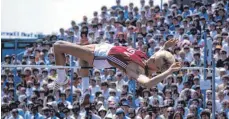  ?? FOTO: IMAGO ?? 1984 flog Carlo Thränhardt noch vor vollen Tribünen in Eberstadt.