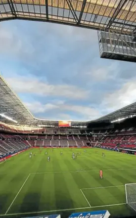  ??  ?? El Sadar, con sus gradas vacías, durante el Osasuna-valladolid.