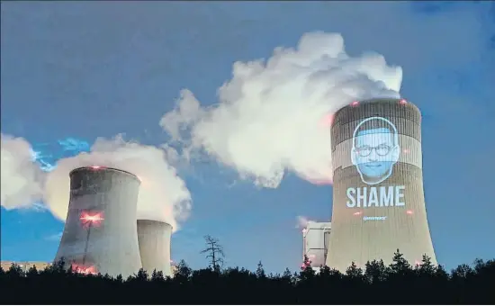  ?? HANDOUT / REUTERS ?? Proyección acusatoria de Greenpeace contra el primer ministro polaco, Morawiecki, en la central carbonífer­a de Belchatow