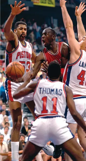  ??  ?? Michael Jordan, le légendaire numéro 23 des Chicago Bulls, face aux Detroit Pistons en 1989, à Detroit
