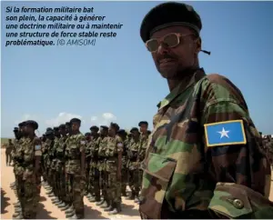  ??  ?? Si la formation militaire bat son plein, la capacité à générer une doctrine militaire ou à maintenir une structure de force stable reste problémati­que. (© AMISOM)