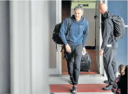  ?? Foto: Efe ?? Luis Enrique y Luis Rubiales, ayer en el aeropuerto de Barajas.