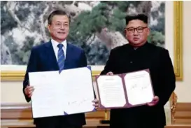  ?? BERGENS TIDENDE/POLITIKEN
FOTO: REUTERS/NTB SCANPIX ?? NYE AVTALER: Sør-Koreas president Moon Jae-in og Nord-Koreas leder Kim Jong-un kunne i går legge frem en rekke nye avtaler som både omhandler sikkerhets­spørsmål og nedrustnin­g.