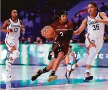  ?? Batte 4 Atlantis / Contribute­d photo ?? South Carolina’s Destanni Henderson drives against UConn’s Azzi Fudd in the Battle 4 Atlantis title game.