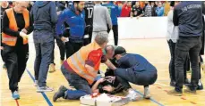  ?? FOTO: HORST HÖRGER ?? Hallenfußb­all-Pokal der Städte Ulm/Neu-Ulm in der Kuhberghal­le: Das Finale wurde wegen der Kopfverlet­zung eines Söflinger Spielers nicht zu Ende gespielt.