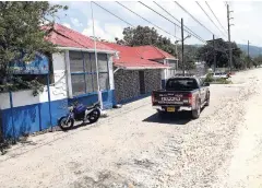  ?? NORMAN GRINDLEY/CHIEF PHOTO EDITOR ?? The Ferry Police Station on Mandela Highway, St Catherine, is now prone to flooding as a consequenc­e of the new elevated roadway.