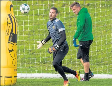  ??  ?? BACK IN THE BIG TIME: Celtic goalkeeper Craig Gordon (left) and Dorus De Vries train yesterday ahead of Manchester City clash.