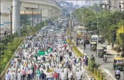  ??  ?? Uttar Pradesh farmers march from Noida to New Delhi on Saturday, demanding loan waivers, pending dues of sugarcane crops and lower electricit­y tariffs. SUNIL GHOSH/HT