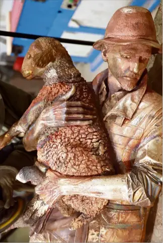  ?? ?? Le berger Paul Giordano, plus vrai que nature : un véritable travail d’orfèvre réalisé par l’artiste Elena di Giovanni.