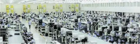  ??  ?? Convaincu que ce bras de fer commercial va durer, le géant sud-coréen de la technologi­e, Samsung Electronic­s, a fait des stocks de composés chimiques nécessaire­s à la fabricatio­n de puces et d’écrans, ces dernières semaines, pour pallier le risque d’une pénurie.