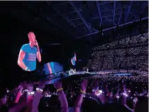  ?? BY ARNOLD GRANT BELVER PHOTO ?? Coldplay’s lead vocalist Chris Martin wows the Manila crowd.