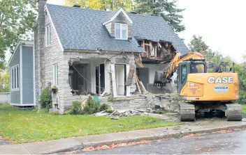  ?? PHOTO TIRÉE DE FACEBOOK ?? Les membres du groupe Facebook « Résident.e.s de Longueuil pour un urbanisme cohérent » ont choisi de publier des photos d’une maison démolie de la rue Grant dans le Vieux-Longueuil pour sensibilis­er la population aux règles d’urbanisme.