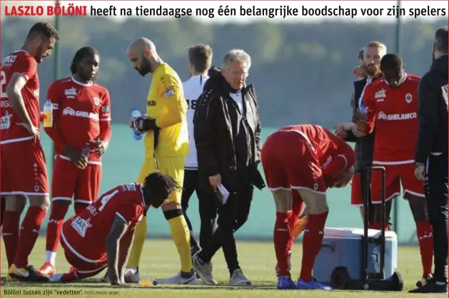  ?? FOTO PHOTO NEWS ?? Antwerp keerde gisteren terug van een tiendaagse stage in Spanje. Met drie oefenwedst­rijden – winst tegen Virton en OH Leuven (allebei 1-0) en verlies tegen FC Augsburg (3-1) – en veertien trainingen in de benen hoopt de Great Old klaar te zijn voor de ultieme strijd voor Play-off 1. “We gaan geen zeven nieuwe spelers halen.”Bölöni tussen zijn ‘vedetten’.