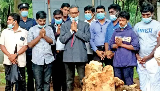  ??  ?? Vice Chancellor of the University of Jaffna, Prof. Sivakolunt­hu Srisatkuna­rajah with the students in front of a makeshift foundation stone. This for the constructi­on of new “Mullaivaik­al memorial” in the Jaffna University campus.