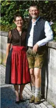  ??  ?? Corinna und Bernhard Nußbaumer betreiben ein Geschäft für Trachtenmo­de.