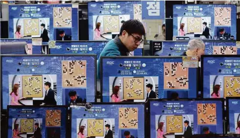  ??  ?? Television­s broadcasti­ng the Google DeepMind Challenge Match between Google’s artificial intelligen­ce program, AlphaGo, a predecesso­r of AlphaZero, and South Korean profession­al Go player, Lee Sedol, in an electronic­s store in Seoul in 2016. The computer won the match.