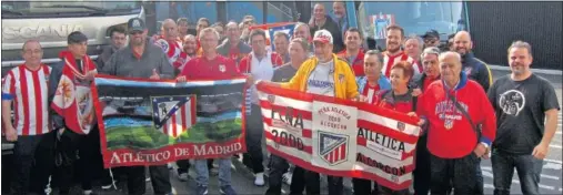  ??  ?? FOTO DE FAMILIA. La peña 2000-Alcorcón posa orgullosa camino de Lyon. Hoy estarán en la final.