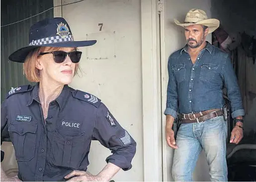  ??  ?? Sheriff Emma James (Judy Davis) sorgt in der australisc­hen Kleinstadt Patterson für Sicherheit. Das muss auch Detective Jay Swan (Aaron Pedersen) akzeptiere­n: „Mystery Road – Verschwund­en im Outback“, zu sehen auf Arte.tv.