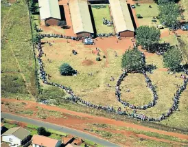  ?? Picture: GALLO IMAGES ?? GREAT EXPECTATIO­NS: Voters queueing in the 1994 general elections