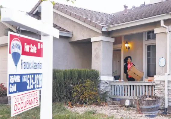  ?? Paul Chinn / The Chronicle ?? Sandra Salazar carries the last box out of her Fairfield home. She is taking her youngest daughter and moving to Mexico to join her deported husband.