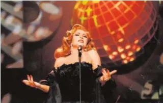  ?? ABC ?? Rocío Jurado cantando en el espectácul­o ‘Azabache’ en la Expo’92