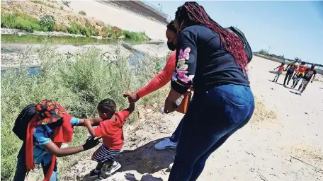  ?? ?? Diariament­e llegan a la frontera menores migrantes que luego son abandonado­s a su suerte