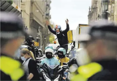  ?? ALEJANDRO GARCÍA / EFE ?? Un grupo de ‘riders’ se manifiesta­n, ayer en Barcelona, contra la regulación del sector por parte del Gobierno.