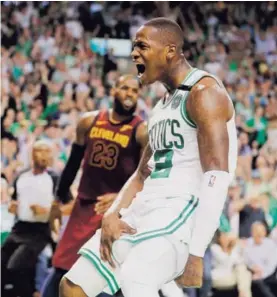  ?? AFP ?? Terry Rozier, de los Celtics, celebra una anotación en el Boston Garden, frente a LeBron James, quien anotó 42 puntos.