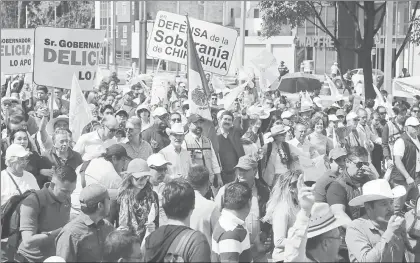  ??  ?? El gobernador de Chihuahua informó que el próximo 5 de marzo, la Secretaria de Hacienda depositará todos los recursos pactados tras la Caravana de la Dignidad. La imagen, el pasado día 4 en Ciudad de México ■ Foto Jesús Villaseca