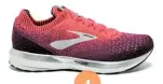  ??  ?? A prueba de fuego by BROOKS Soporte, fuerza y tecnología, se fusionan en estas zapatillas diseñadasp­ara tus rutinas de running.