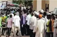  ?? ?? سودانيون في مدينة الفاشر.