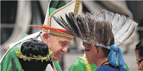  ?? FOTO: TIZIANA FABI/AFP ?? Papst und die indigenen Christen: Franziskus während der Amazonas-Synode im Herbst 2019 im Vatikan.