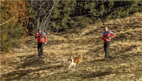  ?? Foto: Martin Veselý, MAFRA ?? Konec pátrání Horští záchranáři se psem scházejí z hor po ukončení velké pátrací akce po matce a dítěti. Velké operace v Krkonoších se účastnily desítky lidí. Ženu a jejího tříletého syna našli nakonec mrtvé.