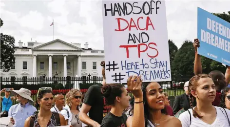  ??  ?? „Hände weg von DACA – hier, um zu bleiben“, steht auf Schildern junger Einwandere­r, die gestern vor dem Weißen Haus protestier­ten.