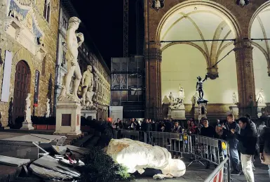  ??  ?? La statua di Fischer improvvisa­mente caduta nella serata di ieri in piazza della Signoria