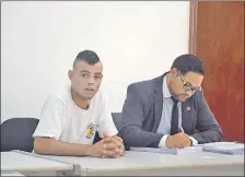  ??  ?? El brasileño Cleverson Luiz Pires junto al defensor público Meiji Udagawa, durante la lectura de la sentencia.