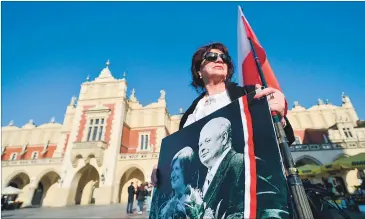  ?? [ Imago ] ?? Eine Frau erinnert am siebenten Jahrestag an das Unglück von Smolensk. Damals starben unter anderem Staatspräs­ident Lech Kaczynski´ und seine Frau.