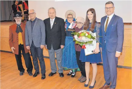  ?? FOTO: CHRISTOPH KLAWITTER ?? Ehrung beim Neujahrsem­pfang mit dem Trachtenpa­ar (v.l.): Franz Schwarz, Dietmar Lehleiter, Reinhold Hinder, Christine Schwarz, Anita Hügle, Anja Fischer und Stefan Bubeck.